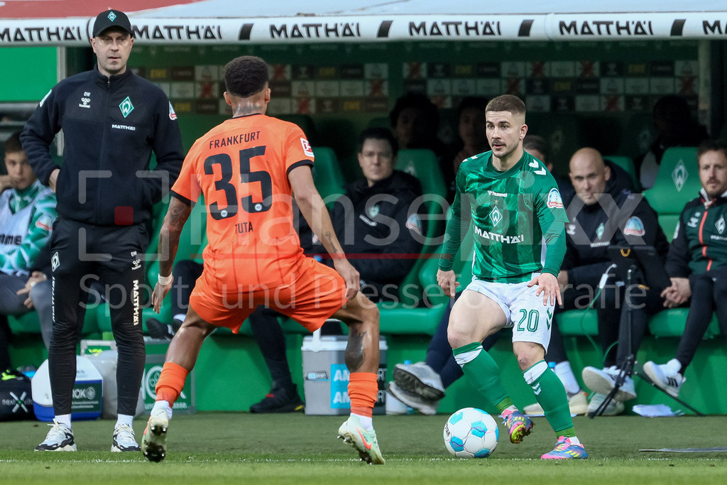 Fussball, Bundesliga, SV Werder Bremen - Eintracht Frankfurt | v.li.: Tuta (Eintracht Frankfurt, 35) und Romano Schmid (SV Werder Bremen, 20) im Zweikampf, Duell, Dynamik, Aktion, Action, Spielszene, DIE DFL-RICHTLINIEN UNTERSAGEN JEGLICHE NUTZUNG VON FOTOS ALS SEQUENZBILDER UND/ODER VIDEOÄHNLICHE FOTOSTRECKEN. DFL REGULATIONS PROHIBIT ANY USE OF PHOTOGRAPHS AS IMAGE SEQUENCES AND/OR QUASI-VIDEO.