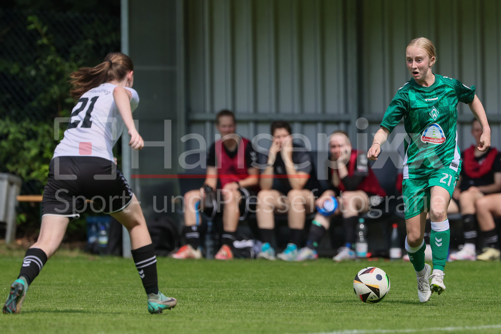 Fussball, Testspiel Frauen, SV Henstedt-Ulzburg - SV Werder Bremen | v.li.: Liv Fuß (SV Henstedt-Ulzburg, 21) und Caroline Siems (SV Werder Bremen, 21) im Zweikampf, Duell, Dynamik, Aktion, Action, Spielszene