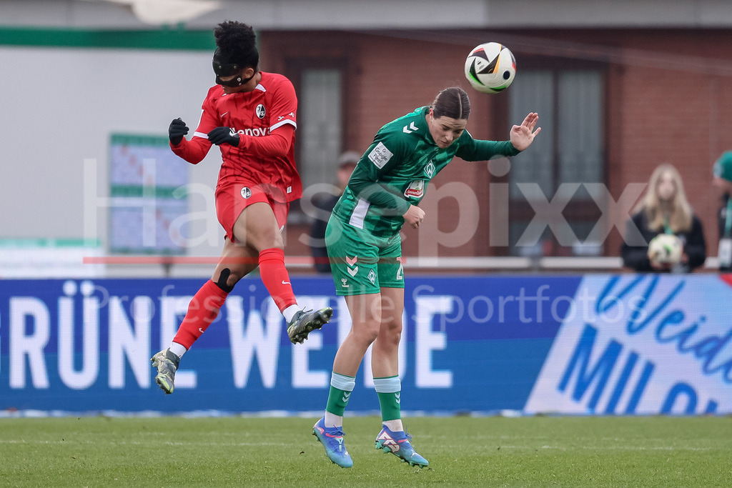 Fussball, Google Pixel Frauen-Bundesliga, SV Werder Bremen - SC Freiburg | v.li.: Shekiera Martinez (SC Freiburg, 9) und Lara Schmidt (SV Werder Bremen, 24) im Kopfballduell, Kopfball, Zweikampf, Action, Aktion, Spielszene, DIE DFB-RICHTLINIEN UNTERSAGEN JEGLICHE NUTZUNG VON FOTOS ALS SEQUENZBILDER UND/ODER VIDEOÄHNLICHE FOTOSTRECKEN. DFB REGULATIONS PROHIBIT ANY USE OF PHOTOGRAPHS AS IMAGE SEQUENCES AND/OR QUASI-VIDEO.