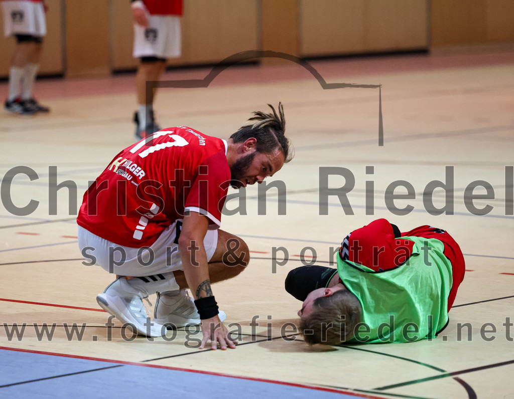 2022-10-01_034_SpVgg_Altenerding_II_gegen_TSV_Taufkirchen-Vils | Erding, Deutschland, 01.10.2022:
Handball, Bezirksklasse Männer 2022 / 2023, 1. Spieltag, SpVgg Altenerding II gegen TSV Taufkirchen/Vils, Endergebnis: 21:32

Dion Heydemann (TSV Taufkirchen/Vils, #17), Niklas Zech (SpVgg Altenerding, #8)

Foto: Christian Riedel / fotografie-riedel.net