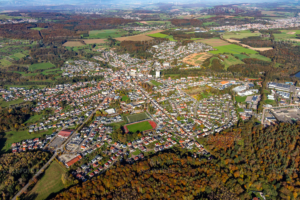 Luftbild: Ortschaft von Süden im Ortsteil Eichelscheiderhof in Waldmohr im Bundesland Rheinland-Pfalz in Deutschland. Foto: IMG_143851.jpg vom 27.10.2024 durch Werner Riehm/FLY-FOTO.de