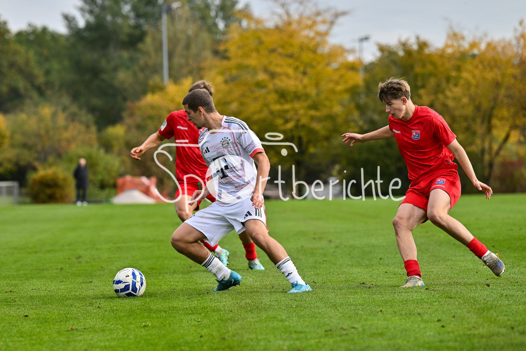 SpVgg Unterhaching U19 - FC Bayern München U19 | im Duell Yll GASHI (FC Bayern München U19 9) und Marinus SPANN (SpVgg Unterhaching U19 8) / Zweikampf / U19 DFB Nachwuchsliga: SpVgg Unterhaching - FC Bayern München; Sportschule Oberhaching am 18.10.2025