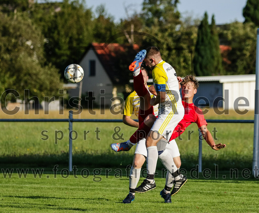 2023-08-18_124_SpVgg_Eichenkofen_gegen_FC_Langenpreising | Erding, Deutschland, 18.08.2023:
Fußball, A-Klasse 2023 / 2024, 3. Spieltag, SpVgg Eichenkofen gegen FC Langenpreising, Endergebnis: 0:2

Martin Maier (SpVgg Langenpreising, #3), Lorenz Daimer (SpVgg Eichenkofen, #11)

Foto: Christian Riedel / fotografie-riedel.net