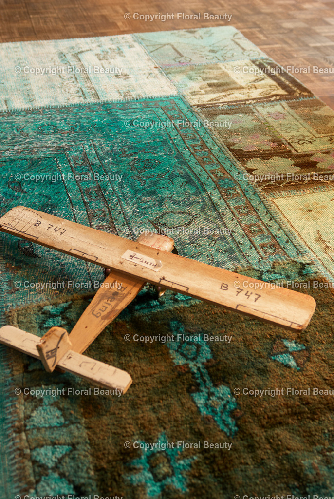 Holzflugzeug | Holzflugzeug Boeing 747 auf Patchworkteppich - Realisiert mit Pictrs.com