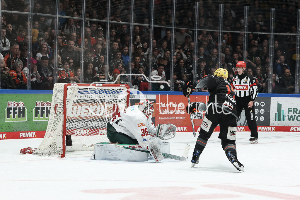 Löwen Frankfurt - Augsburger Panther | Markus KELLER (AEV #35) beim Penalty gegen Carter ROWNEY (FRA #17)