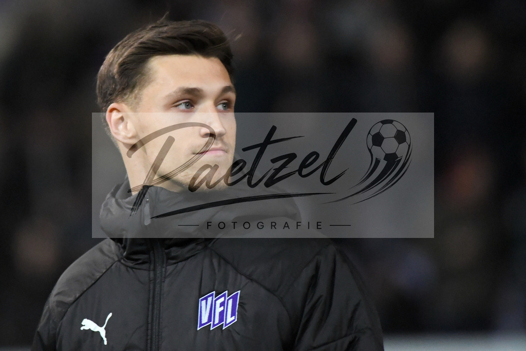 20200129_OSNSVS_0018JPG | Fußball, Herren: Nils Körber (VfL Osnabrück) schaut beim Spiel der 2. Bundesliga zwischen VfL Osnabrück vs. SV Sandhausen am 29.01.2020 im Stadion an der Bremer Brücke in Osnabrück, Deutschland.(Foto von Nico Paetzel) - Realisiert mit Pictrs.com