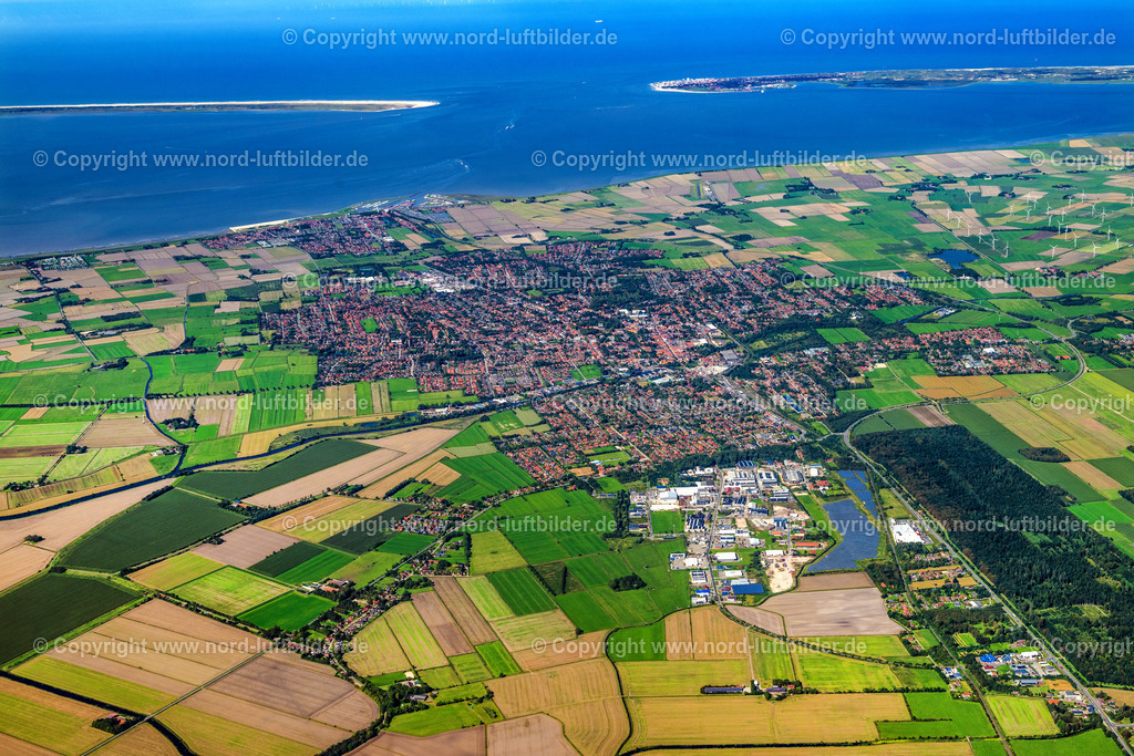 Norden_Norddeich_ELS_7159050923 | NORDEN 05.09.2023 Stadtgebiet mit Außenbezirken und Innenstadtbereich in Norden mit Feldern und Wiesen im Bundesland Niedersachsen, Deutschland. // Urban area with outskirts and inner city area in the north with fields and meadows in the state of Lower Saxony, Germany. Foto: Martin Elsen