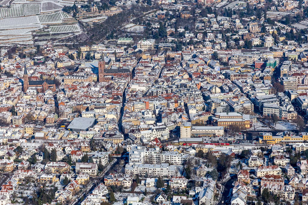 Luftbild: Winterluftbild im Schnee der Hauptstrasse in Neustadt an der Weinstraße im Bundesland Rheinland-Pfalz in Deutschland. Foto: IMG_124617.jpg vom 11.02.2021 durch Werner Riehm/FLY-FOTO.de