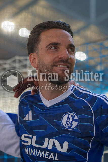 19.04.2026, GER, Fussball, Herren, 2. BL, Saison 2025/2026, FC Schalke 04 - Preußen Münster | Kenan Karaman (S04) lächelt, lacht 