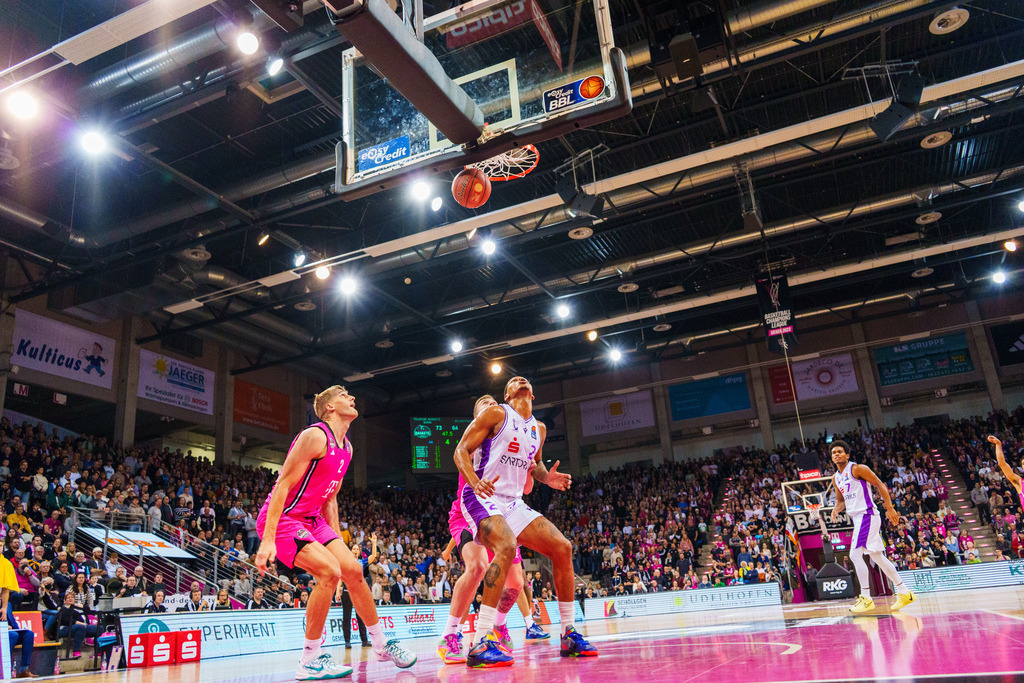 BBL, Deutsche Basketball Bundesliga Saison 2024/25, 14. Spieltag: Telekom Baskets gegen BG Göttingen | 29.12.2024 BBL, Deutsche Basketball Bundesliga Saison 2024/25, 14. Spieltag: Telekom Baskets gegen BG GöttingenBild: Sam Griesel (2, Bonn), Demajeo Wiggins (2, Göttingen) - Realisiert mit Pictrs.com