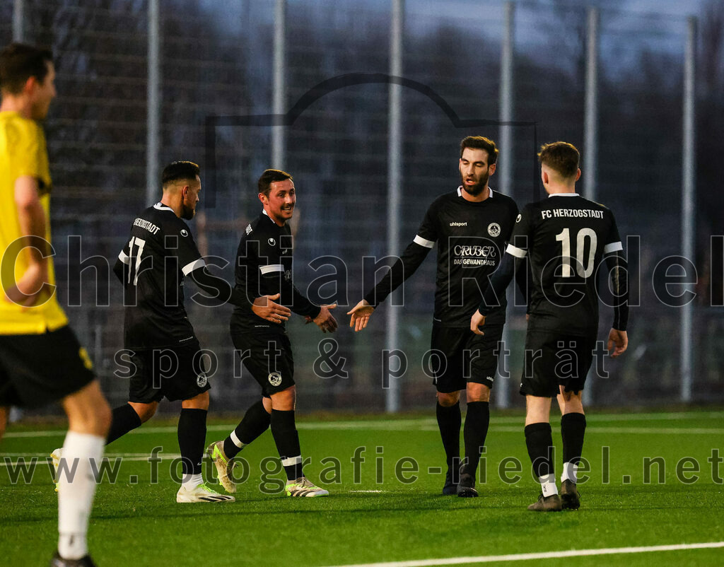 2024-02-17_058_FC_Herzogstadt_gegen_FC_Moosinning_II | Erding, Deutschland, 17.02.2024:
Fußball, Kreisklasse 2023 / 2024, Testspiel, FC Herzogstadt gegen FC Moosinning II, Endergebnis: 2:2

Attila Lanzendorfen (FC Herzogstadt, #17), Marco Steinberg (FC Herzogstadt, #9), Thomas Greckl (FC Herzogstadt, #30), Daniel Karamatic (FC Herzogstadt, #10)

Foto: Christian Riedel / fotografie-riedel.net