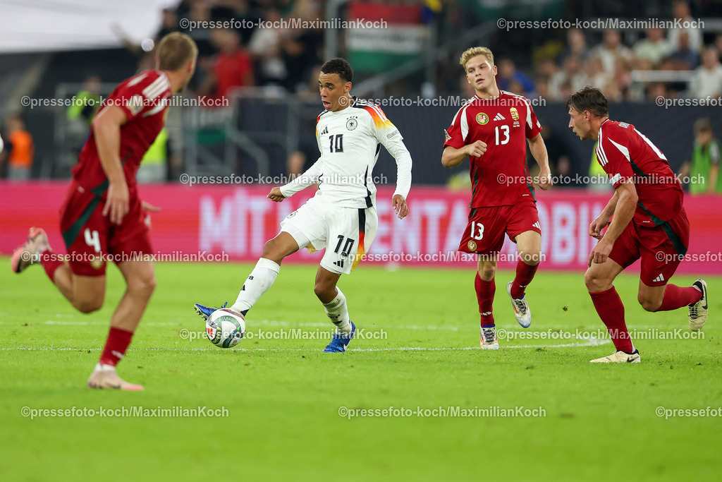DFB07092402338 | 07.09.2024, Düsseldorf, UEFA Nations League, Deutschland – Ungarn, Merkur Spielarena, Division A, 2024/2025, Gruppe 3: Jamal Musiala (GER #10) behauptet sich gegen Marton Dardai (HUN #4) Andras Schäfer (HUN #13) und Willi Orban (HUN #6)DFB regulations prohibit any use of photographs as image sequences and or quasi-video.