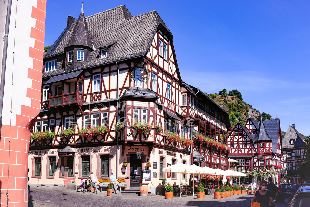 Bacharach-9495 | Der Marktplatz in Bacharach am Rhein mit dem Alten Haus und dem Altkölnischen Hof. Insbesondere diese beiden Fachwerkhäuser gehören u den ältesten und bedeutendsten Fachwerkbauten in Deutschland. - Realisiert mit Pictrs.com