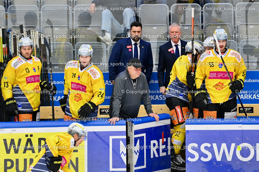 EC IDM WÄRMEPUMPEN VSV vs. Vienna Capitals | Equipment Manager Vienna Capitals Thomas Bardodej, Spielerbank Vienna Capitals, Headcoach Vienna Capitals CONSTANTINE KEVIN, Asisstentcoach Vienna Capitals FABIAN SCHOLZ, EC IDM WÄRMEPUMPEN VSV vs. Vienna Capitals, EC IDM WÄRMEPUMPEN VSV vs. Vienna Capitals am 16.11.2025 in Villach (Stadthalle Villach), Austria, (Photo by Bernd Stefan)