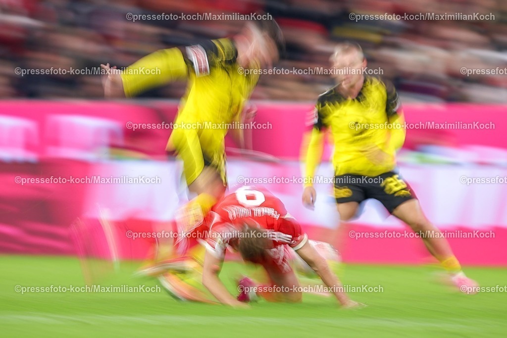 FCB18102501173 | 18.10.2025, Fußball, FC Bayern München - Borussia Dortmund, 1. Fußball Bundesliga, 7. Spieltag, Allianz Arena, Saison 2025 2026: Pascal Groß (BVB #13) und Julian Ryerson (BVB #26) im Zweikampf gegen  Harry Kane (FC Bayern Muenchen #09)  Anmerkung des Fotografen: Dynamischer Wischeffekt durch lange belichtung dynamik MitzieherDFB regulations prohibit any use of photographs as image sequences and or quasi-video.