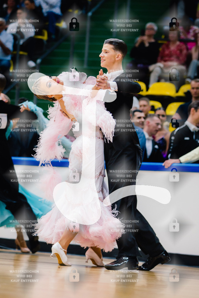 Hessen Tanzt WDSF International Open Standard 8th (32) Dmytrii Forostianov _ Helene Novalee Tilgert (Grün-Gold-Club Bremen)-2025-05-17-9142 | Webshop for digital downloads and prints of dance sport, event & show photographer Julian Link - Realisiert mit Pictrs.com