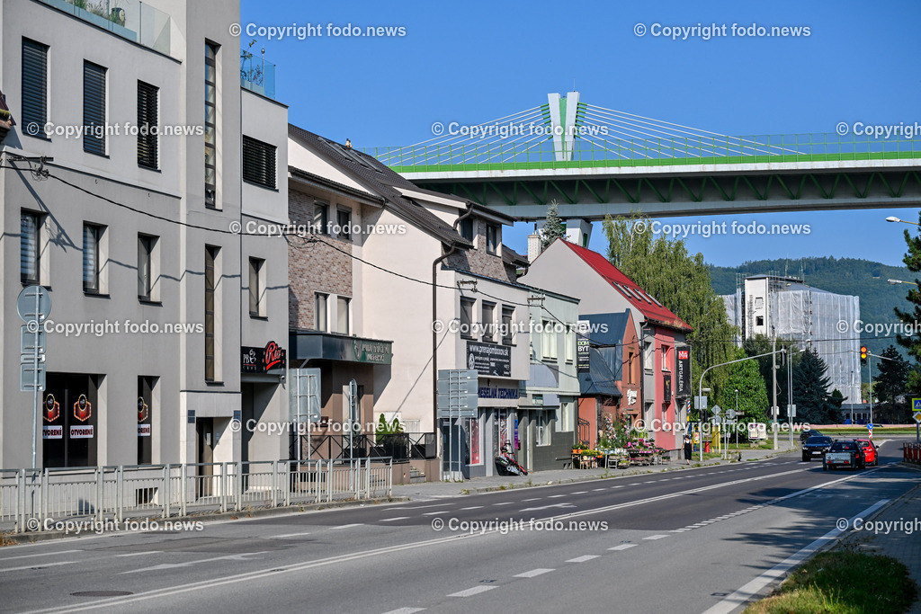 Slowakei_ Trenciansky kraj_ Povazska Bystrica_ 26.08.2024-2 | 26.08.2024, Slowakei, SVK, Trenciansky kraj, Povazska Bystrica, im Bild Stadt in der Nordwestslowakei, Stadtansichten, Gebaeude, Architektur, Turm, Bruecke, Bahnhof, Zentrum, Prior, Kaufhaus, Park, Strassen, Haeuser, Infrastruktur, kommunistische Symbolik, Denkmaeler, Kultur
