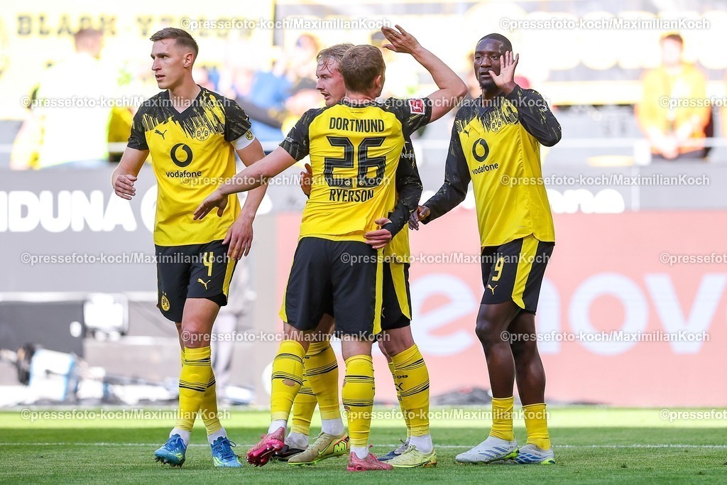 BVB26042601024 | 26.04.2026, Fußball, Borussia Dortmund - SC Freiburg, 1. Fußball Bundesliga, 31. Spieltag, Signal Iduna Park, Saison 2025 2026: Torjubel nach dem Tor zum 2:0 durch Torschütze Serhou Guirassy&nbsp;(BVB #09)  zusammen mit  Nico Schlotterbeck&nbsp;(BVB #04) Julian Ryerson&nbsp;(BVB #26) Julian Brandt&nbsp;(BVB #10)  DFB regulations prohibit any use of photographs as image sequences and or quasi-video.