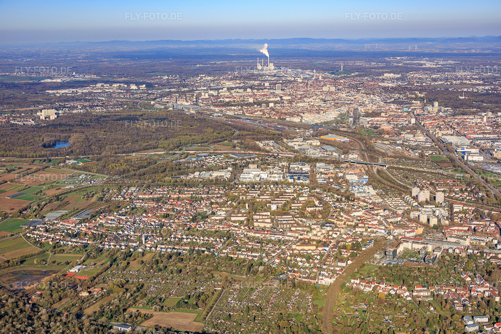 Luftbild: Stadtansicht aus Osten bis zum Rheinhafenkraftwerk im Ortsteil Durlach in Karlsruhe im Bundesland Baden-Württemberg in Deutschland. Foto: IMG_153956.jpg vom 02.04.2026 durch Werner Riehm/FLY-FOTO.deAuflösung des Originals: 5845 x 3897 px