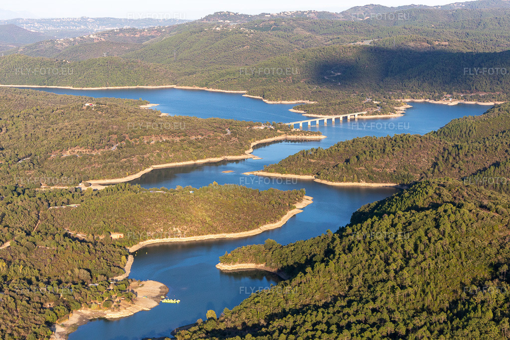 Vue aérienne: Réservoir et zones riveraines du réservoir du lac de Saint-Cassien à Tanneron à Montauroux dans le département Var, France. Photo: IMG_129505.jpg prise le 18/09/2021 par Werner Riehm/FLY-FOTO.eu – Résolution de l'original: 5472 x 3648 px