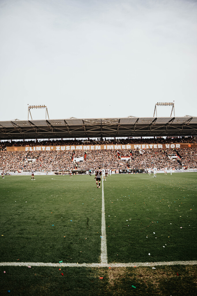 FCP05814 | Der offizielle Shop für FC St. Pauli Fotos. Wähle aus Spielszenen & Fanmomenten dein FCSP Wunschformat. Wir liefern Millerntor-Atmosphäre.