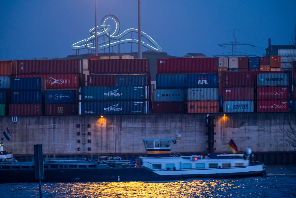 JT-210301 | Container Umschlag Zentrum, Gateway-West-Terminal, Logport 2, Frachtschiff, in Duisburg am Rhein, im Hintergrund Tiger and Turtle – Magic Mountain ist eine einer Achterbahn nachempfundene Landmarke auf der Heinrich-Hildebrand-Höhe im Angerpark in Duisburg-Angerhausen, NRW,  Deutschland,  - Realisiert mit Pictrs.com