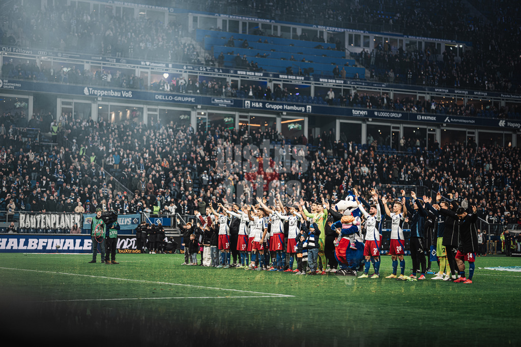 Fußball | Männer | Saison 2024/2025 | 2. Fußball-Bundesliga | 23. Spieltag | Hamburger SV vs. 1. FC Kaiserslautern | 21.02.2025 | Der HSV feiert den Sieg mit den Fans