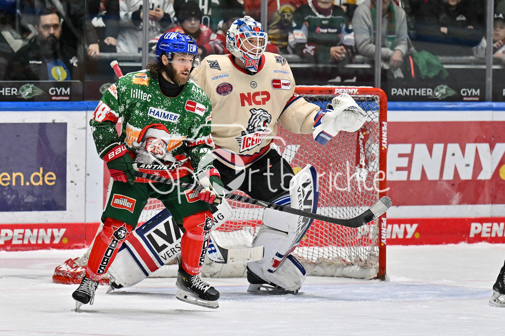 Augsburger Panther - Nürnberg Ice Tigers | Anthony LOUIS (Augsburger Panther #18) versucht in dieser Szene Niklas TREUTLE (Nürnberg Ice Tigers #31) die Sicht zu nehmen / DEL: Augsburger Panther - Nuernberg Ice Tigers, Curt Frenzel Stadion am 06.12.2024