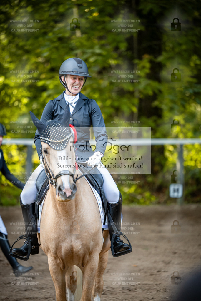 2026-10-Helle-14-0017 | Entdecke hochwertige Reitturnierfotos von Foto Oger. Professionell, emotional und authentisch – jetzt Lieblingsmomente im Shop bestellen.Deutschlandweite Turnierfotografie. - Realisiert mit Pictrs.com
