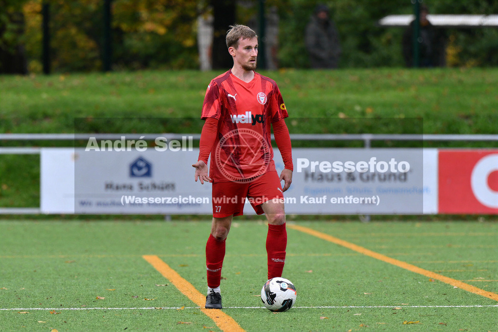 FC Kilia Kiel vs SC Rapid Lübeck | Yannik Jakubowski (Kilia #27) / Fußball-Oberliga Männer 2026/2027 / FC Kilia Kiel vs SC Rapid Lübeck / Kilia Sportplatz / Kiel / 24.10.26 - Realisiert mit Pictrs.com