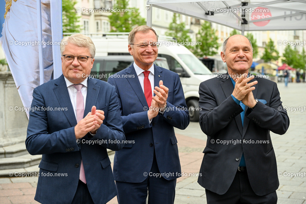 Hauptplatz Linz_ Parlament on Tour_ 11.05.2023-9 | 11.05.2023, Linz, AUT, Hauptplatz Linz, Parlament on Tour, im Bild Klaus Luger (SP, Bgm. der Stadt Linz), LH Thomas Stelzer (VP), Wolfgang Sobotka (VP, Praesident des Oesterr. Nationalrat, NAbg)
