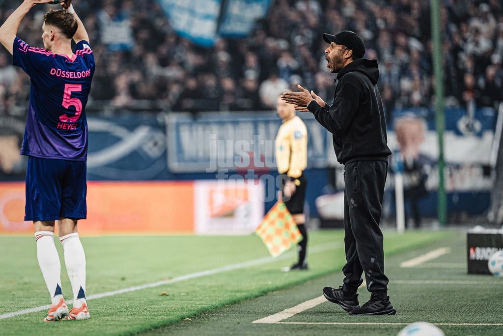 Fußball | Männer | Saison 2024/2025 | 2. Fußball-Bundesliga | 25. Spieltag | Hamburger SV vs. Fortuna Düsseldorf | 08.03.2025 | Trainer Daniel Thioune (Fortuna Düsseldorf) gibt Anweisungen