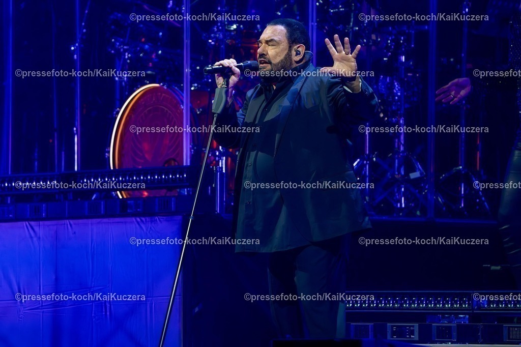 KKU06022501020 | 25.01.2025, xkkux, Düsseldorf, Die Band Alphaville performt bei ihrem Konzert Forever! LIVE Best of 40 Years in der Mitsubishi Electric HALLE. Im Bild Sänger und Frontman Marian Gold