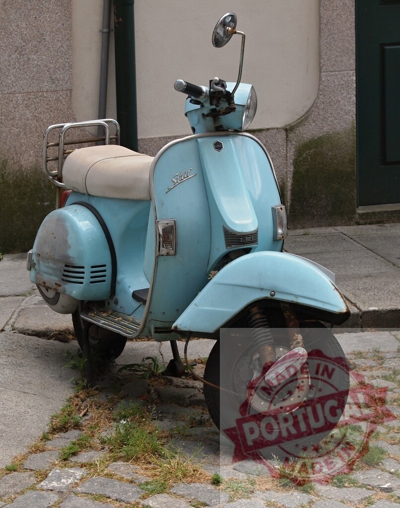 Light blue vintage Star scooter parked on a cobblestone street | Retro Star scooter parked near a building, showing signs of age and wear, evoking a nostalgic atmosphere - Realisiert mit Pictrs.com