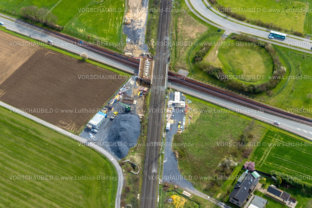 Voerde230301068Betuwe | Luftbild, Ausbau der Betuwe Linie zwischen Ruhrgebiet und den Niederlanden im Bereich Voerde zur dreigleisigen Bahnstrecke, , alle beschrankten Bahnübergänge werden entfallen oder durch Über- oder Unterführungen ersetzt werden. Vor allem ist die Ausbaumaßnahme für die Bahn mit der Verpflichtung verbunden, nunmehr Lärmschutz für die betroffenen Menschen zu gewähren. Stockum, Voerde, Niederrhein, Ruhrgebiet, Nordrhein-Westfalen, Deutschland