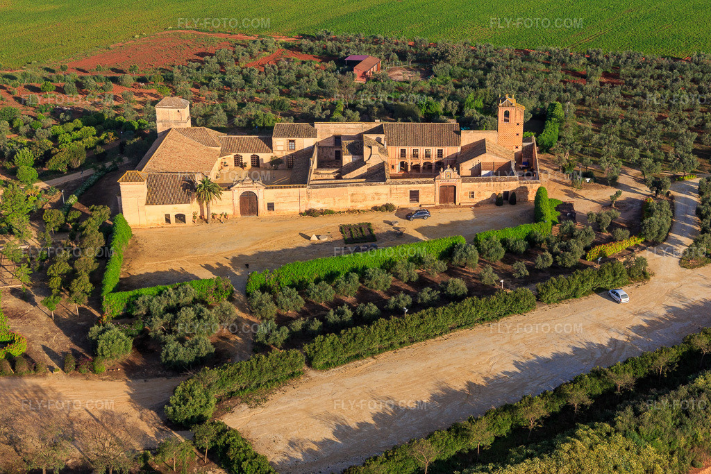 Aerial view: Holiday ranch Hacienda Los Molinos De Maestre in Dos Hermanas in the state Seville, Spain. – Photo: IMG_145766.jpg taken on 04/22/2025 by Werner Riehm/FLY-FOTO.com – Resolution of the original: 5472 x 3648 px – Molinos Maestre – Hacienda del siglo XVII dedicada a la Organización de Eventos.