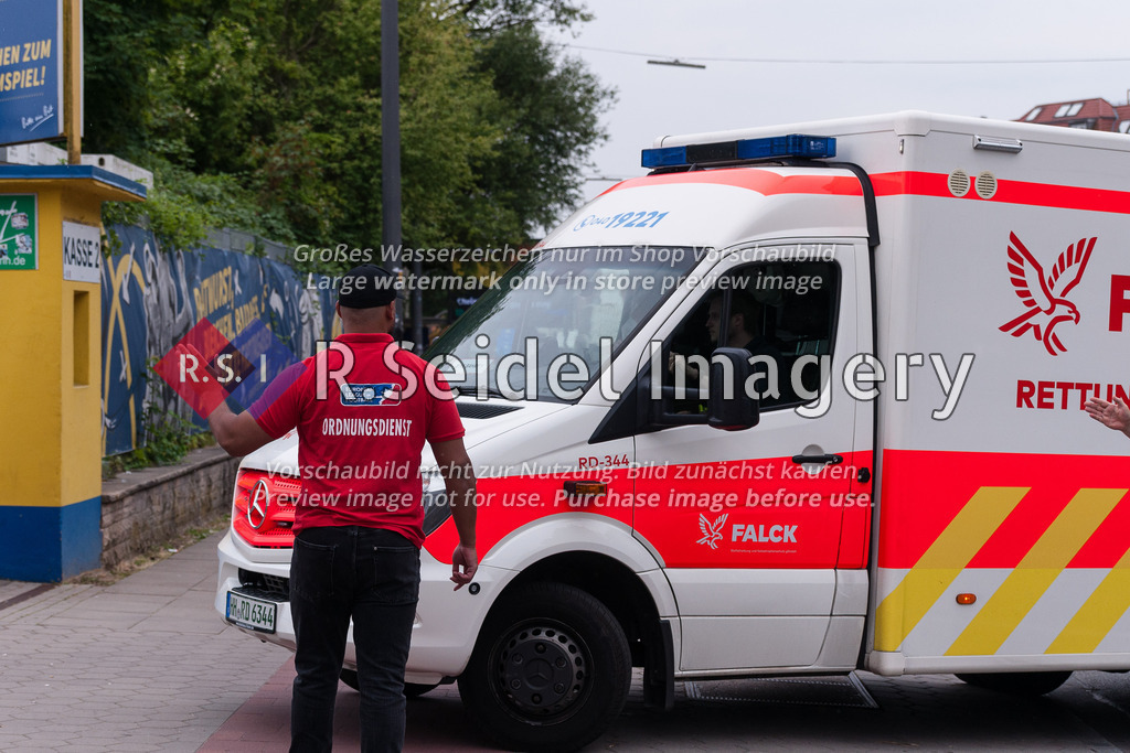 American Football, Saison 2022, European League of Football (ELF), Hamburg Sea Devils - Istanbul Rams, 31.07.2022, 9. Gameweek | Ein Rettungswagen für den verletzten Nanguy wird ins Stadion eingewiesen.