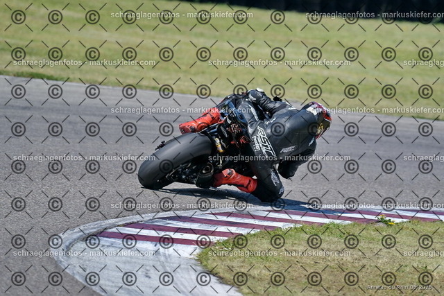 26BT01-1329 | markuskiefer.com - Realisiert mit Pictrs.com
