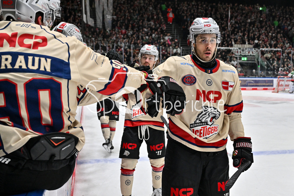 Augsburger Panther - Nürnberg Ice Tigers | Jubel der Nuernberger nach dem Treffer zum 3-4 durch Jake USTORF (Nürnberg Ice Tigers #48) / Freude / Happy / Tor / Torschuezte / DEL: Augsburger Panther - Nuernberg Ice Tigers, Curt Frenzel Stadion am 06.12.2024