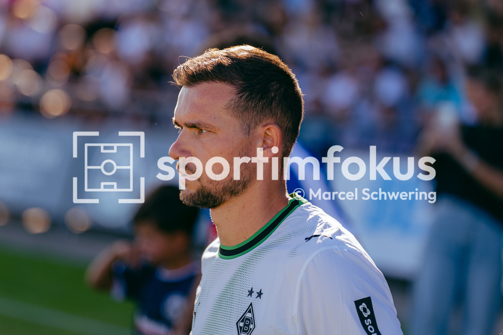 SSVg Velbert 02 – Borussia Mönchengladbach | Kevin Stöger (Borussia Mönchengladbach) beim Einlaufen. Testspiel zwischen der SSVg Velbert 02 und Borussia Mönchengladbach in Velbert, 12.08.2026. Endstand: 0:8. sportimfokus / Marcel Schwering - Realisiert mit Pictrs.com