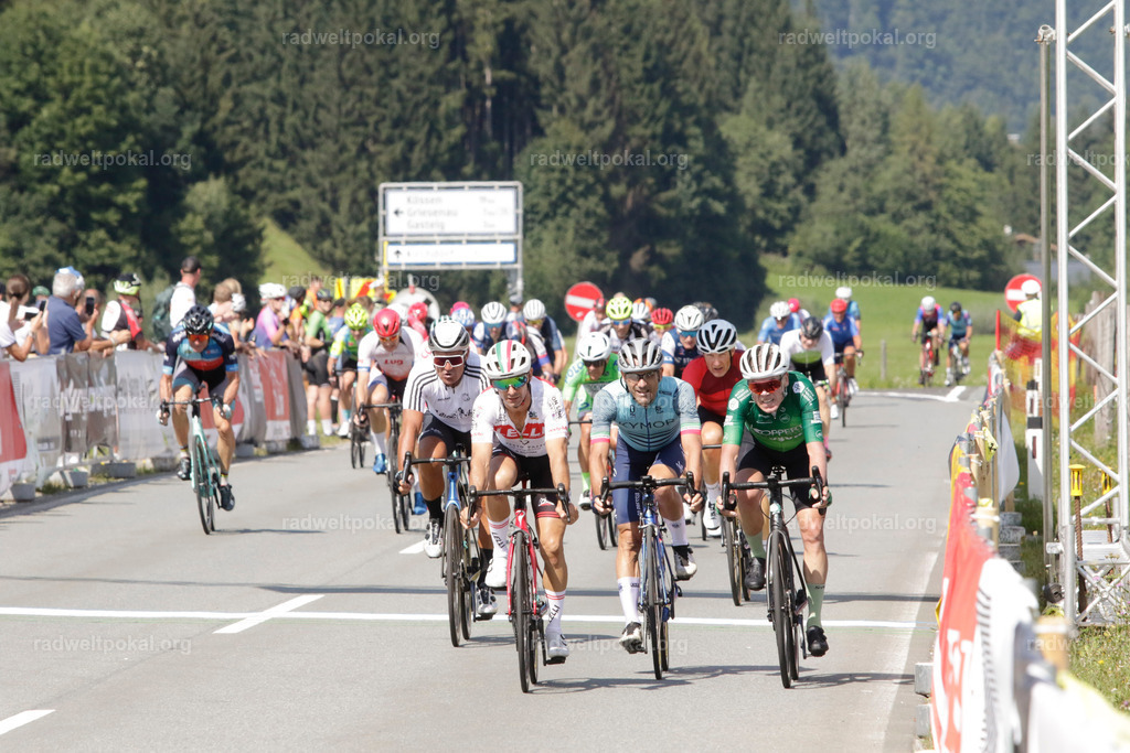 1074_20230817_Bewerb_Maenner_Muehlanger | AUT - OESTERREICH, 2023-08-16: SPORT RENNRAD-FAHREN - 55. INTERNATIONALER RADWELTPOKAL IN ST. JOHANN IN TIROL  - Vintage-Radrennen mit WM-Bronze-Medaillen-Siegerin Christina Schweinberger, den Teilnehmer und Alexander Baumann (vom Orginastions-Team) - TAG 2 BEWERB MAENNER IN SECHS GRUPPEN  ; Foto: Roland Muehlanger