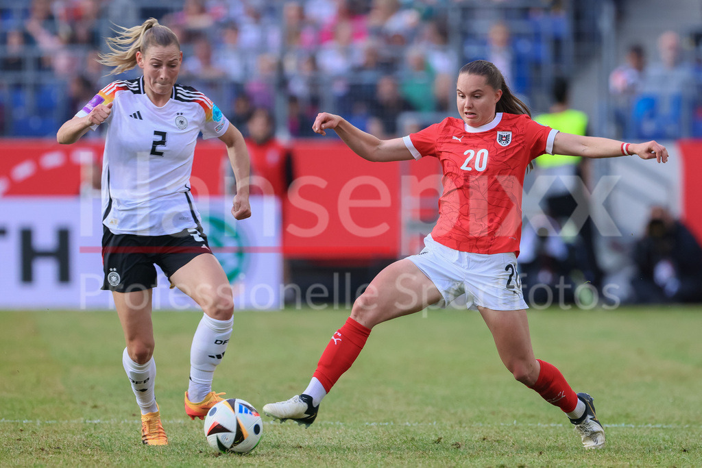 Fussball, EM-Qualifikation Frauen, Deutschland - Österreich | v.li.: Sarai Linder (Deutschland, DFB, 2) und Lilli Purtscheller (Österreich, 20) im Zweikampf, Duell, Dynamik, Aktion, Action, Spielszene