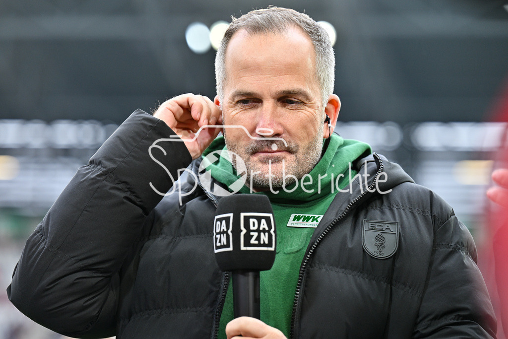 FC Augsburg - 1. FC Heidenheim | AUGSBURG, GERMANY - 15. FEBRUARY: im Bild Manuel BAUM Trainer FC Augsburg beim Interview mit DAZN / Einzelfoto / Freisteller vor dem Bundesligamatch zwischen dem FC Augsburg und dem 1. FC Heidenheim am 22. Spieltag in der WWK-Arena / DFL REGULATIONS PROHIBIT ANY USE OF PHOTOGRAPHS AS IMAGE SEQUENCES AND/OR QUASI-VIDEO