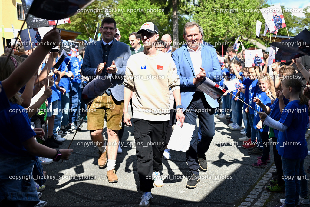 Empfang Daniel Tschofenig | Kärntner Landeshauptmann Stellvertreter Martin Gruber, Daniel Tschofenig, ürgermeister Hohenthurn Michael Schnabl, Kinder Empfangen Daniel Tschofenig, Empfang Daniel Tschofenig, Empfang Daniel Tschofenig am 10.05.2025 in Hohenthurn (Mehrzweckhaus Hohenthuurn), Austria, (Photo by Bernd Stefan)