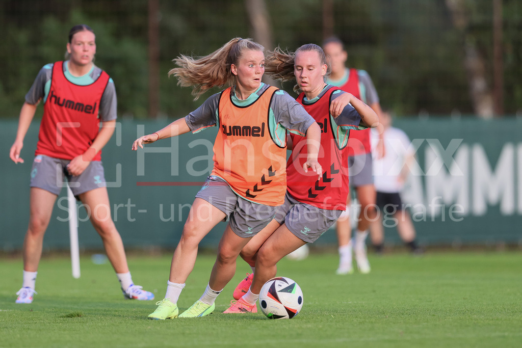 Fussball, Google Pixel Frauen-Bundesliga, Training SV Werder Bremen | v.li.: Ricarda Walkling (SV Werder Bremen, 13) und Emöke Papai (SV Werder Bremen, 16) im Zweikampf, Duell, Dynamik, Aktion, Action, Spielszene