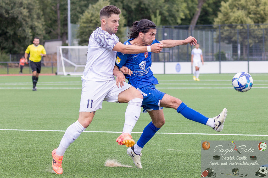 Testspiel: Spvgg. 03 Fechenheim - Türk Gücü Friedberg, 13.07.2024 | Felix Casalino (Spvgg. 03 Fechenheim #11) &amp; Abdul Baki Özisli (Türk Gücü Friedberg #30) im Zweikampf um den Ball, Spvgg. 03 Fechenheim - Türk Gücü Friedberg, Frankfurt am Main, Sportanlage Birsteiner Straße, 13.7.2024 - Realisiert mit Pictrs.com