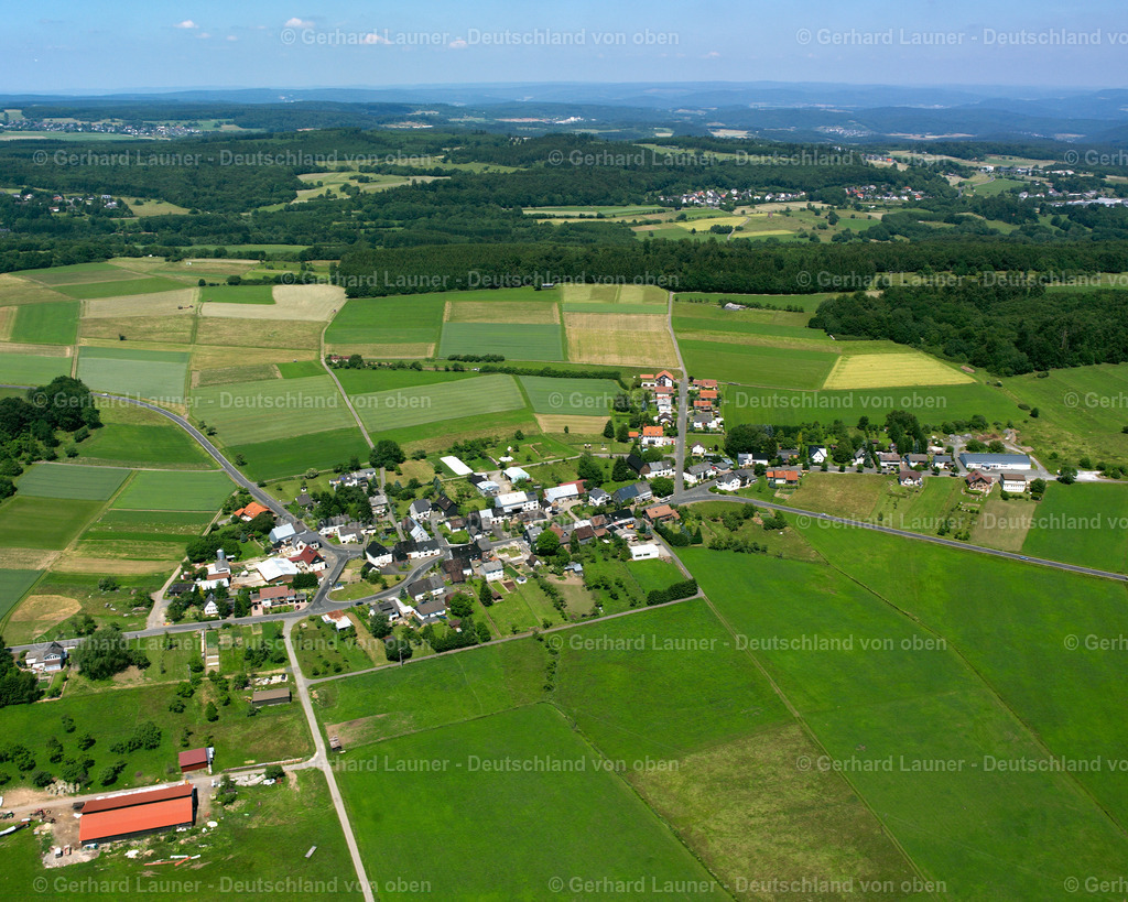 2610732 | SEILHOFEN 09.06.2006 Landwirtschaftliche Nutzflächen und Feldgrenzen  umsäumen das Siedlungsgebiet des Dorfes in Seilhofen im Bundesland Hessen, Deutschland // Agricultural land and field boundaries surround the settlement area of the village  in Seilhofen in the state Hesse, Germany Foto: Gerhard Launer