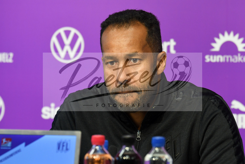 20200206_PKOSNA_0016 | Fußball, Herren: Trainer Daniel Thioune (VfL Osnabrueck) schaut waehrend der Pressekonferenz des VfL Osnabrueck im Stadion an der Bremer Bruecke am 06.02.2020 in Osnabrueck, Deutschland. - Realisiert mit Pictrs.com