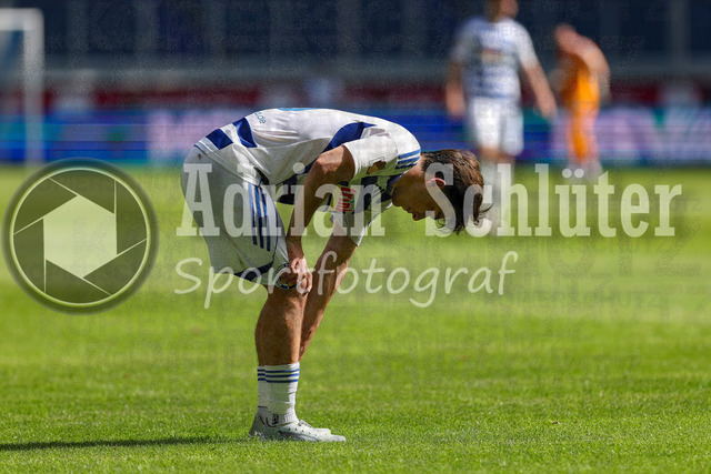 23.05.2026, GER, Fussball, Herren, Niederrheinpokal Finale, Saison 2025/2026, SC St. Tönis - MSV Duisburg | Jan-Simon Symalla (MSV Duisburg) packt sich an den Fuß
