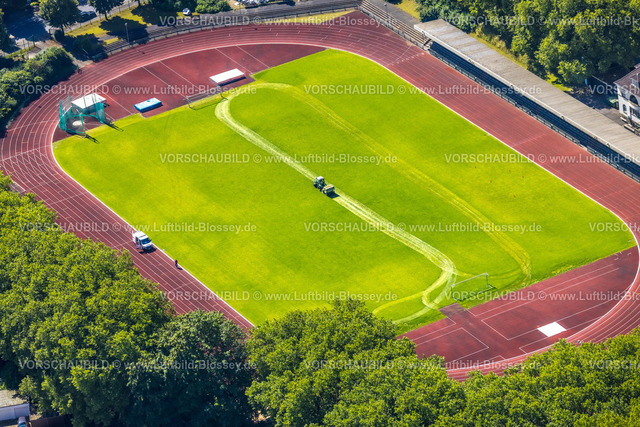 Witten230800082 | Luftbild, Rasen mähen mit dem Traktor im Wullenstadion, Witten, Ruhrgebiet, Nordrhein-Westfalen, Deutschland